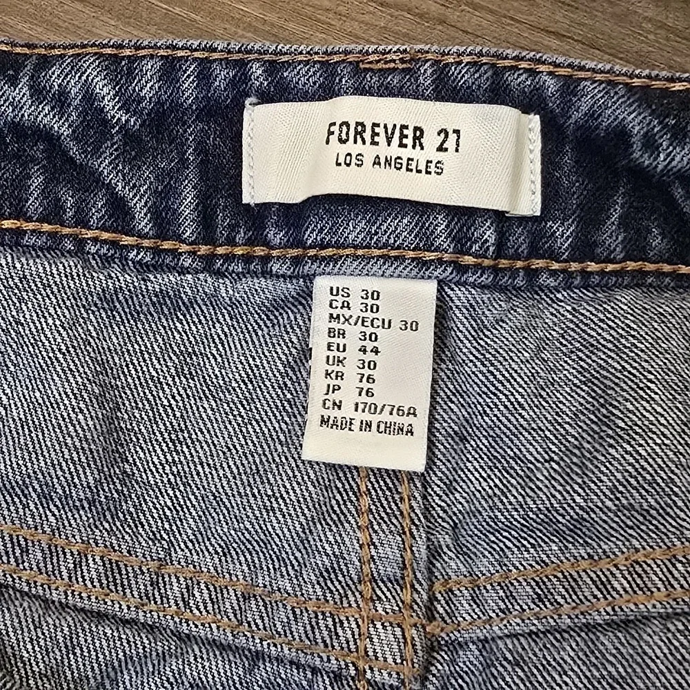Forever 21 Cuffed Denim Blue Jean Shorts Women's 30 Medium Wash Destroyed‎
